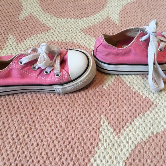 Toddler Girls size 7 pink Converse - Picture 2 of 5